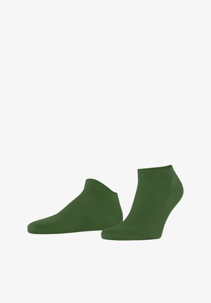 Para prostych ciemnozielonych skarpetek do kostek na białym tle.