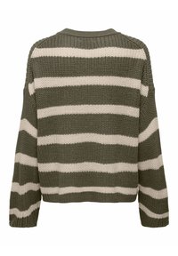 Maglione lavorato a maglia con base verde oliva e ampie righe crema alternate. Vestibilità boxy, colletto a giro, e orli e polsini a costine.