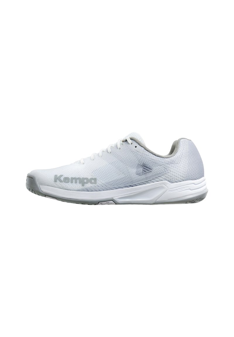 Sapatilha atlética branca com parte superior em malha, detalhes texturizados e sola em borracha. Apresenta a marca "Kempa" na lateral e um design aerodinâmico.