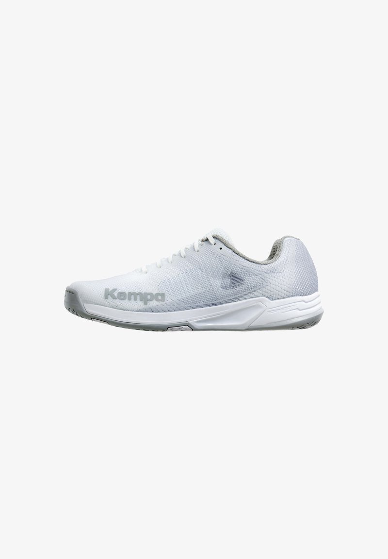 Sapatilha atlética branca com parte superior em malha, detalhes texturizados e sola em borracha. Apresenta a marca "Kempa" na lateral e um design aerodinâmico.