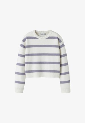 Bílý zkrácený svetr s vodorovnými levandulovými pruhy. Má žebrovanou strukturu, kulatý výstřih a dlouhé rukávy. Měkký pletený materiál.