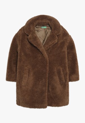 Cappotto marrone in ecopelliccia con ampi revers, due tasche frontali e fodera interna liscia in satin, mostrato in posizione piatta su uno sfondo bianco.