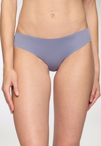 Mutande bikini da donna grigio chiaro con un design liscio e senza cuciture, copertura minima e tessuto morbido ed elasticizzato.