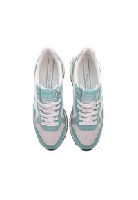 Scarpe da ginnastica atletiche turchesi e grigie con lacci bianchi, tessuto a rete e design testurizzato. Presentano una toppa con logo e una suola ammortizzata.