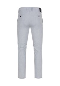 Jasnoszare spodnie z teksturowanej tkaniny. Charakteryzują się slim fit, dwoma tylnymi kieszeniami oraz czarnym akcentem w pasie.