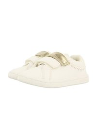 Zapatos de cuero blanco con tiras de velcro doradas, punta redondeada, borde ondulado sutil y interior acolchado para mayor comodidad.