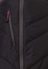 Černá péřová bunda s diagonálním prošíváním, šedým zipem a růžovým poutkem, vyrobená z měkké texturované látky.