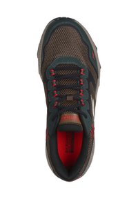 Scarpa da ginnastica in rete marrone con accenti verde scuro, lacci rossi, colletto imbottito e dettaglio del logo sulla linguetta e sul lato.