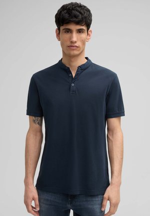 Marineblauwe poloshirt met een knoopsluiting bij de henley-kraag, korte mouwen en een zachte textuur. Gemaakt van ademend materiaal, met een comfortabele pasvorm.