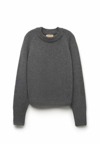 Grauer Strickpullover mit rundem Ausschnitt, gerippten Ärmelabschlüssen und Saum sowie einer strukturierten Oberfläche. Verfügt über ein Raglanschnitt-Design.