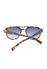 Sluneční brýle s želvovinovým vzorem a tmavým gradientním sklem. Mají nakloněné obruby a zkřížená ramínka. Na ramínkách je zlaté logo.