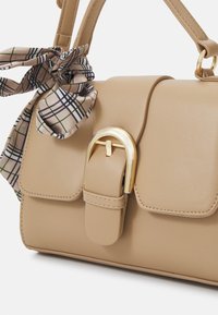 Pieces PCABEERA CROSS BODY - Mala de mão - bleached sand detail:gold-multi