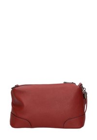 Pochette in pelle rossa con finitura testurizzata, chiusura con zip nella parte superiore e dettagli di cucitura discreti sui lati. Forma rettangolare compatta.