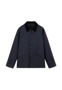 Chaqueta de hombre en color azul marino oscuro con cuello de pana negra, cierre frontal de botones, bolsillos con solapa en ángulo y puños abotonados sobre fondo blanco.