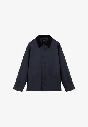 Chaqueta de hombre en color azul marino oscuro con cuello de pana negra, cierre frontal de botones, bolsillos con solapa en ángulo y puños abotonados sobre fondo blanco.