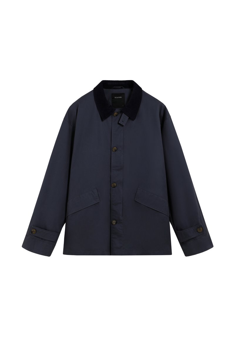 Chaqueta de hombre en color azul marino oscuro con cuello de pana negra, cierre frontal de botones, bolsillos con solapa en ángulo y puños abotonados sobre fondo blanco.