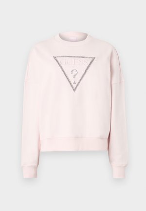 Lys rosa genser med ribbestrikket rund hals, senkede skuldre og et trekantet logo med rhinestener og preget tekst.