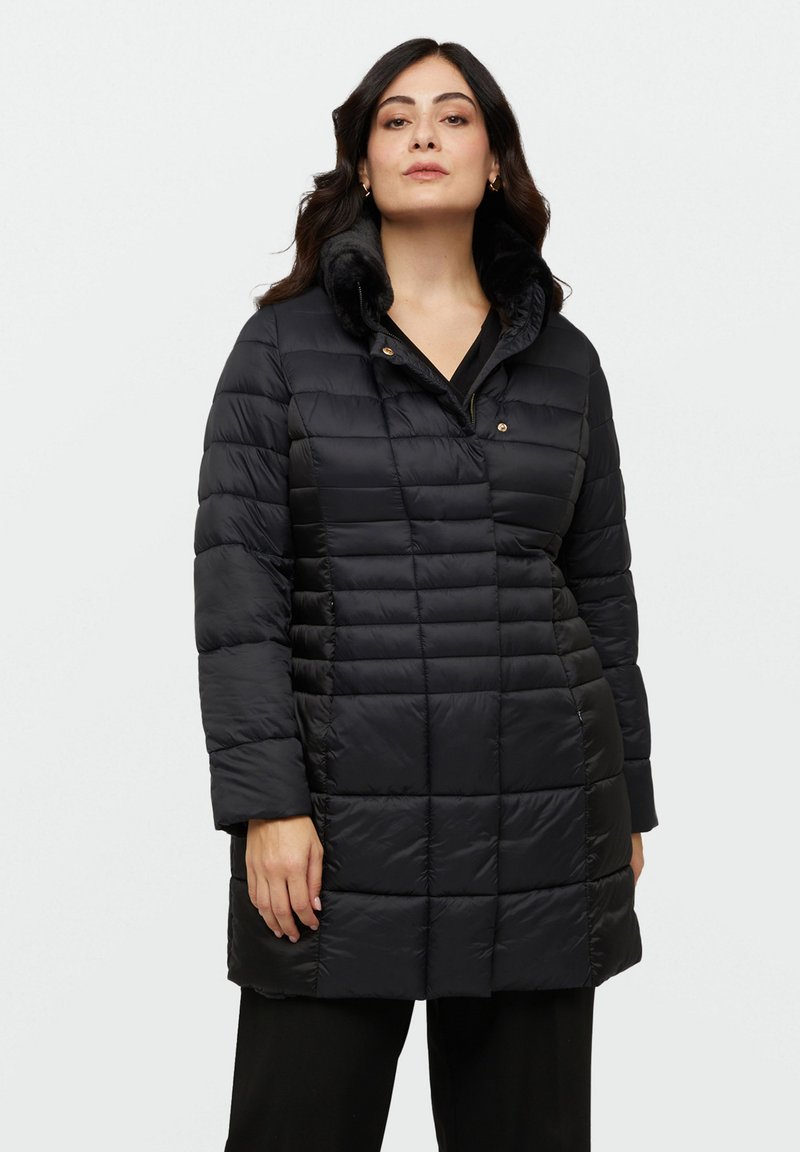 Geacă puffer neagră cu un design texturat, umplut, având guler înalt, butoane prin presare și mâneci lungi. Material neted și ușor.