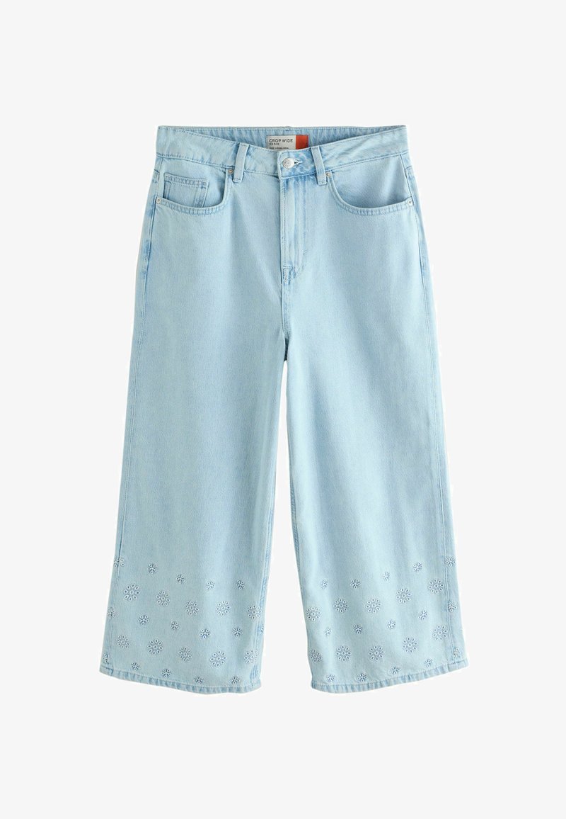 Jean bleu clair à jambes larges et courtes, avec poches avant et arrière, fermeture par bouton et fermeture éclair, broderie florale en broderie anglaise près des ourlets.