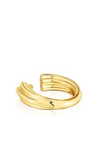 Anillo ajustable chapado en oro con un diseño ondulado de tres bandas, con una textura suave y brillante y bordes sutilmente redondeados.