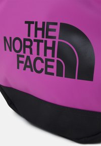The North Face BASE CAMP DUFFEL - M - Aizturis - violet crocus/black
