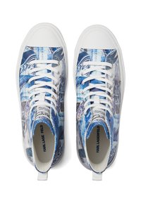 Aukštos sportinės bateliai su mėlynai-balta grafine spauda, baltais guminius padais ir su raišteliais. Prekinis ženklas matomas batų viduje.