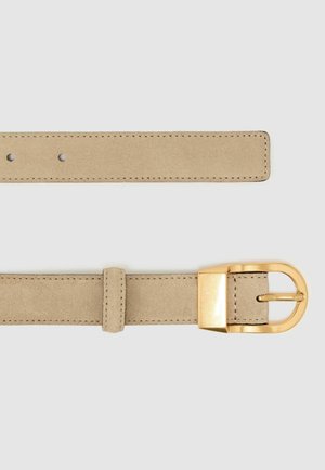 Curea bej din piele întoarsă, cu margini cusute dublu, două găuri de ajustare, buclă pentru curea și o cataramă metalică aurie, strălucitoare.
