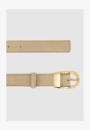 Curea bej din piele întoarsă, cu margini cusute dublu, două găuri de ajustare, buclă pentru curea și o cataramă metalică aurie, strălucitoare.