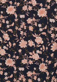 Tecido azul-marinho com um padrão floral, apresentando grandes rosas pêssego e pequenas flores brancas, acentuadas por folhas verdes e caules delicados.