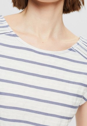 Top blanco con rayas horizontales azules, textura suave, escote redondo y detalles plisados en los hombros. Diseño casual adecuado para clima cálido.