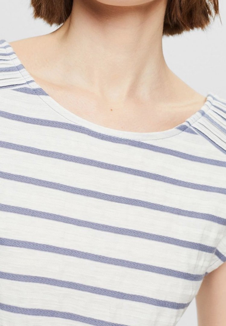 Top blanco con rayas horizontales azules, textura suave, escote redondo y detalles plisados en los hombros. Diseño casual adecuado para clima cálido.
