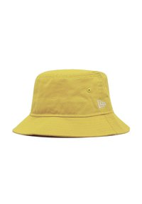 Gelbes Baumwoll-Bucket-Hat mit breiter, nach unten geneigter Krempe, mit einem kleinen weißen Logo an der Seite und einer strukturierten Stoffoberfläche.