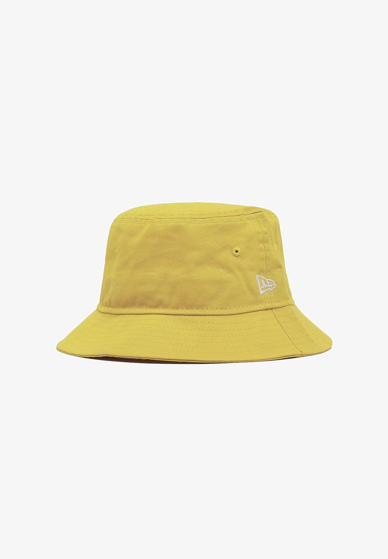 Gelbes Baumwoll-Bucket-Hat mit breiter, nach unten geneigter Krempe, mit einem kleinen weißen Logo an der Seite und einer strukturierten Stoffoberfläche.