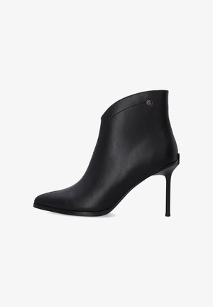 Sorte læder ankelstøvler med spids tå og høj stiletthæl. Glat tekstur og minimalistisk design med en subtil logoaccent.