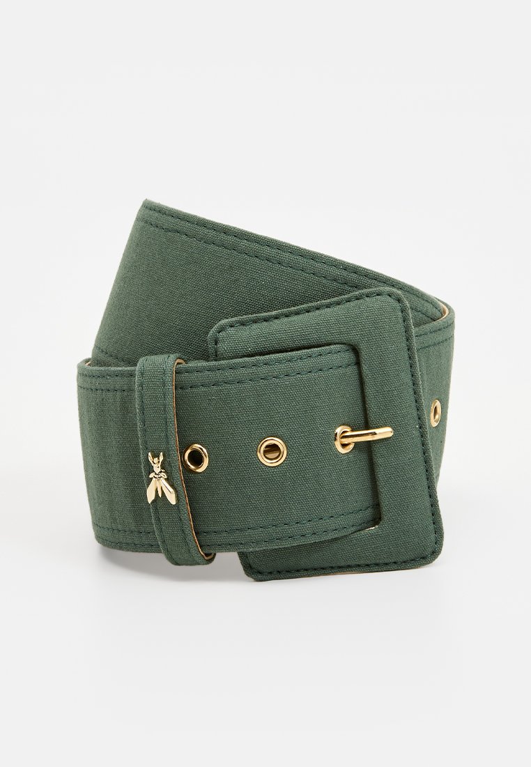 Grüner Stoffgürtel mit rechteckiger Schnalle, goldfarbenen Beschlägen und dekorativem Bienenakzent. Dickes und strukturiertes Material mit mehreren Löchern.