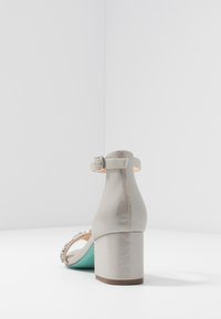 Blue by Betsey Johnson Sandálias - silver