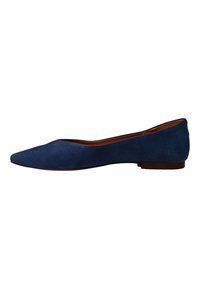 Bailarinas de ante azul marino con diseño de punta y suela baja marrón. Textura suave con detalles de costura mínimos.