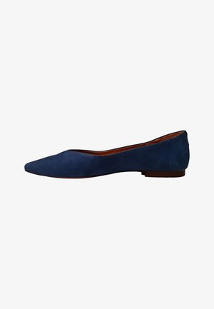 Bailarinas de ante azul marino con diseño de punta y suela baja marrón. Textura suave con detalles de costura mínimos.