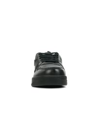 Sneaker in pelle nera con lacci piatti, punta arrotondata e dettagli testurizzati. Caratterizzato da una suola ammortizzata e un design minimalista.
