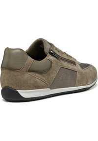 Zapatillas de hombre en ante olivo con paneles de malla, que cuentan con un zipper lateral, punta redondeada y una entresuela blanca con una suela negra.