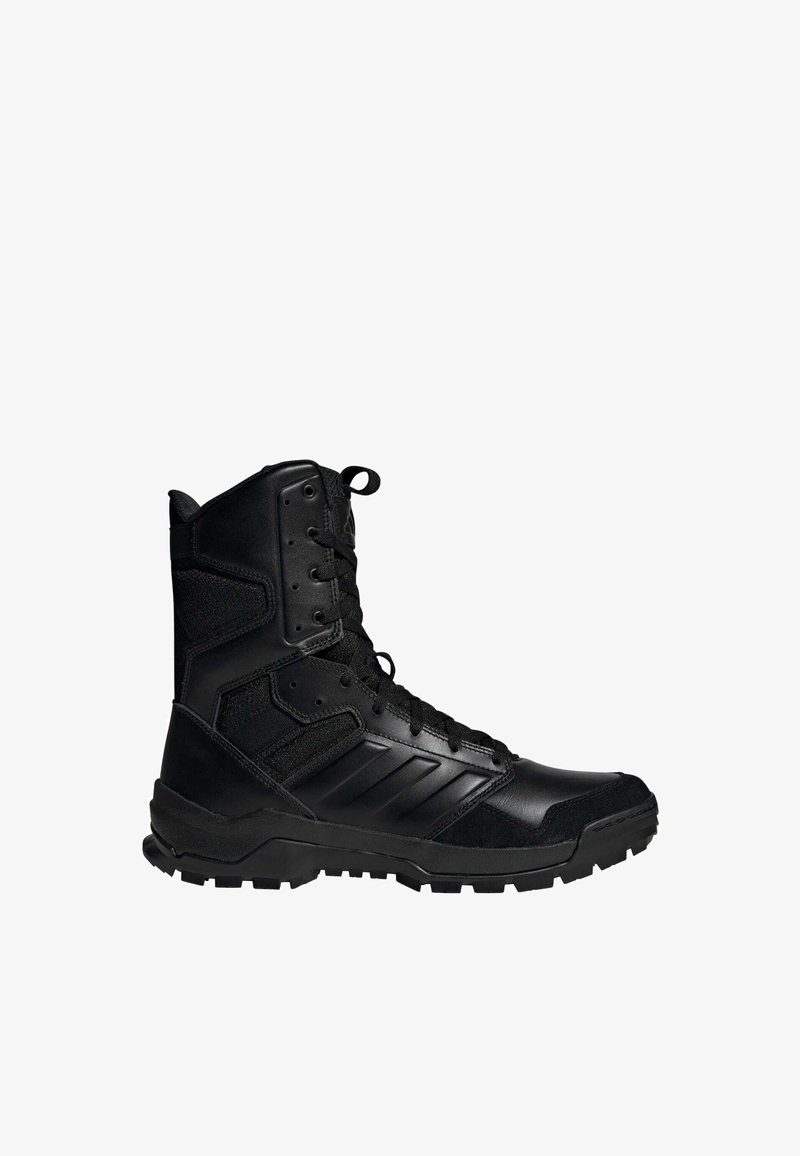 Bota táctico preta com um cabedal em combinação de couro e materiais sintéticos, apresentando fecho com atacadores, colarinho acolchoado e sola robusta.