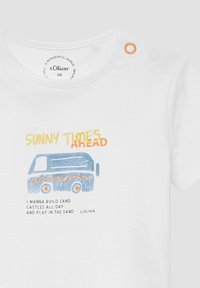 Witte katoenen T-shirt met een kleurrafische afbeelding van een bus met blauwe en oranje accenten. De tekst luidt "ZONNIGE TIJDEN KOMEN ERAAN" en verwante zinnen.