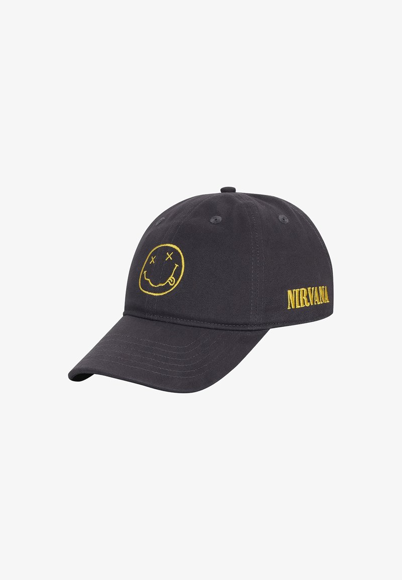 Cappellino da baseball in cotone nero con faccina sorridente ricamata gialla e testo "NIRVANA" sul lato. Presenta una visiera curvata e una tracolla regolabile.