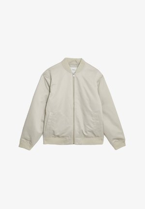 Giacca bomber beige con colletto e polsini a costine. Chiusura con zip, due tasche laterali. Tessuto esterno liscio, design minimalista.