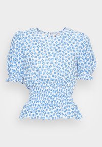 Blusa branca com estampa floral azul, mangas bufantes e cintura franzida. Apresenta bordas com babados e um decote redondo.