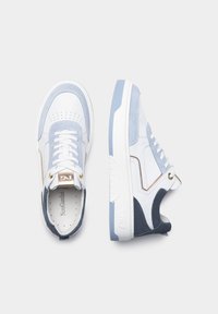 Sneakers bianchi con accenti in suede blu, design con punta perforata, hardware dorato e suola in gomma testurizzata. Stile atletico classico.
