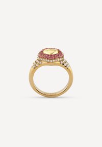 Gouden ring met een ronde bovenkant versierd met roze en heldere stenen, met de merknaam zichtbaar. Gladde band, gepolijste afwerking.