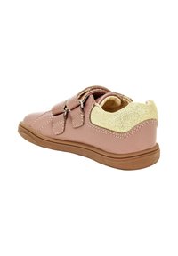 Sneaker per bambini rosa con doppie fasce in Velcro, suola marrone e accentuazione glitter dorata sul tallone, mostrato di lato e da dietro.