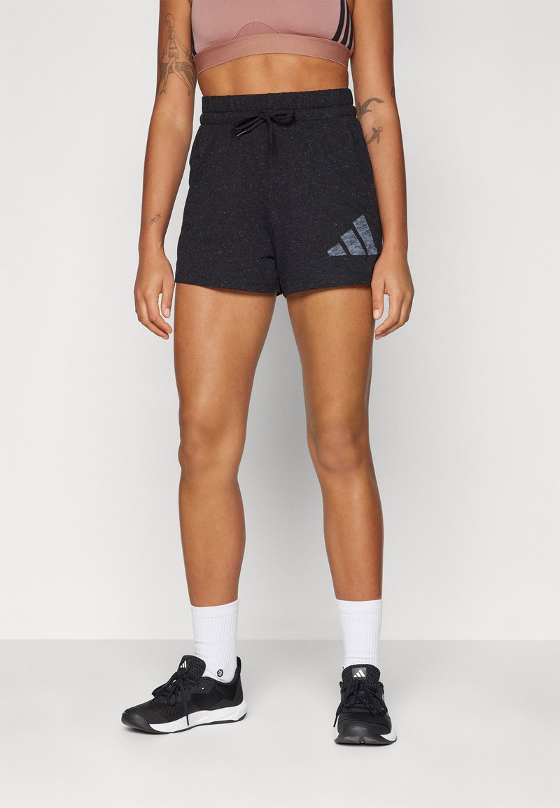 Calças de desporto pretas com cintura ajustável por cordão, apresentando um logótipo cinza da Adidas na lateral. Feitas de um material texturizado e respirável.
