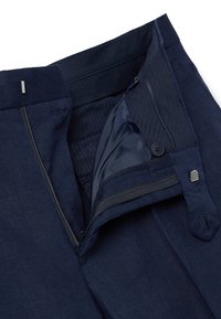 Marineblauwe linnen broek met een ritssluiting, knoopsluiting en een gladde binnenvoering. Bevat een horizontaal streepjespatroon.
